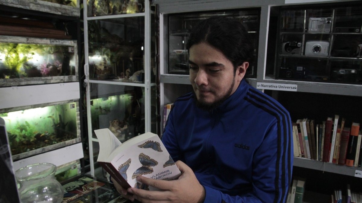 Personaje. El escritor y librero Richard Jiménez (Neal Moriarty) es copropietario de Hard Books Aquarium, ubicado en Calderón, al norte de Quito.
