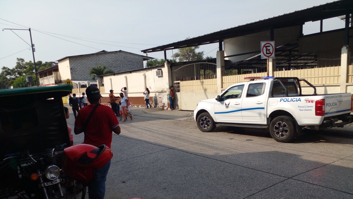Resguardo. La policía custodia afuera de la casa de salud donde inicialmente fue llevado el sospechoso.