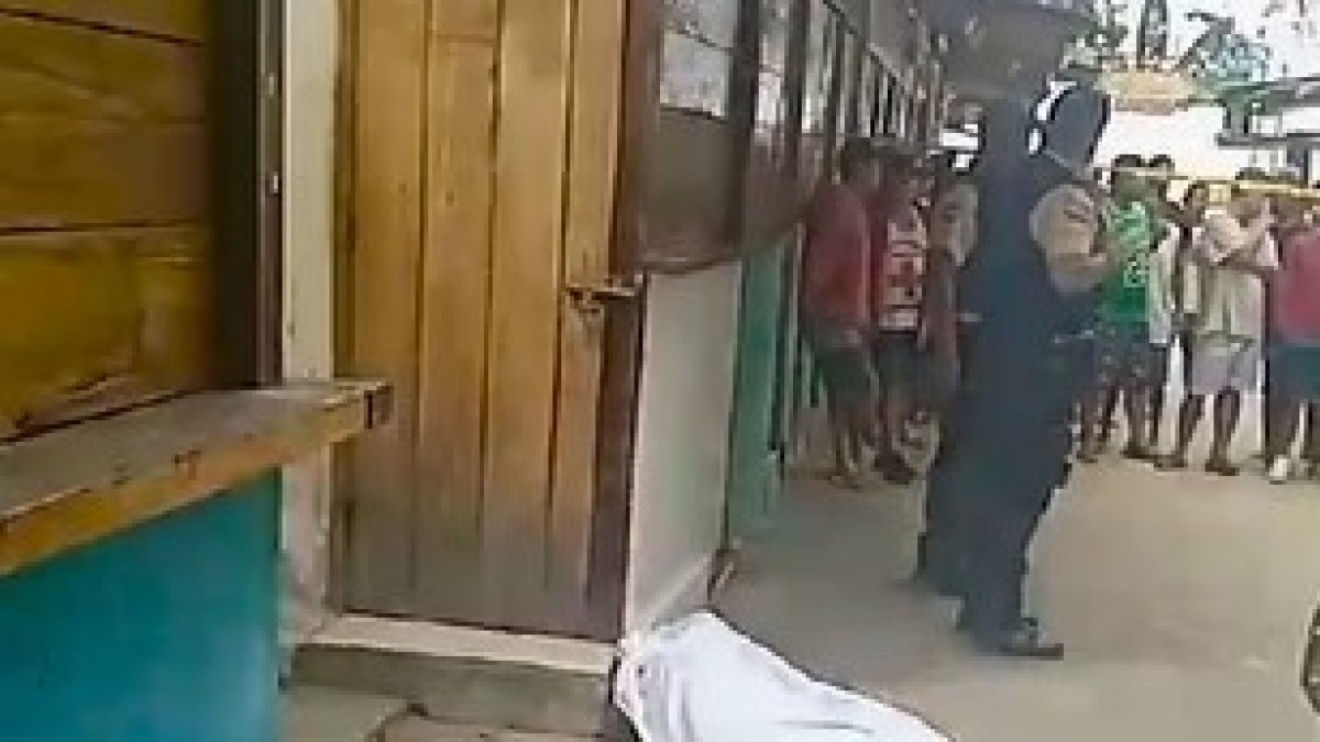 El hombre cayó con su moto al pie de uno de los locales del turístico balneario.