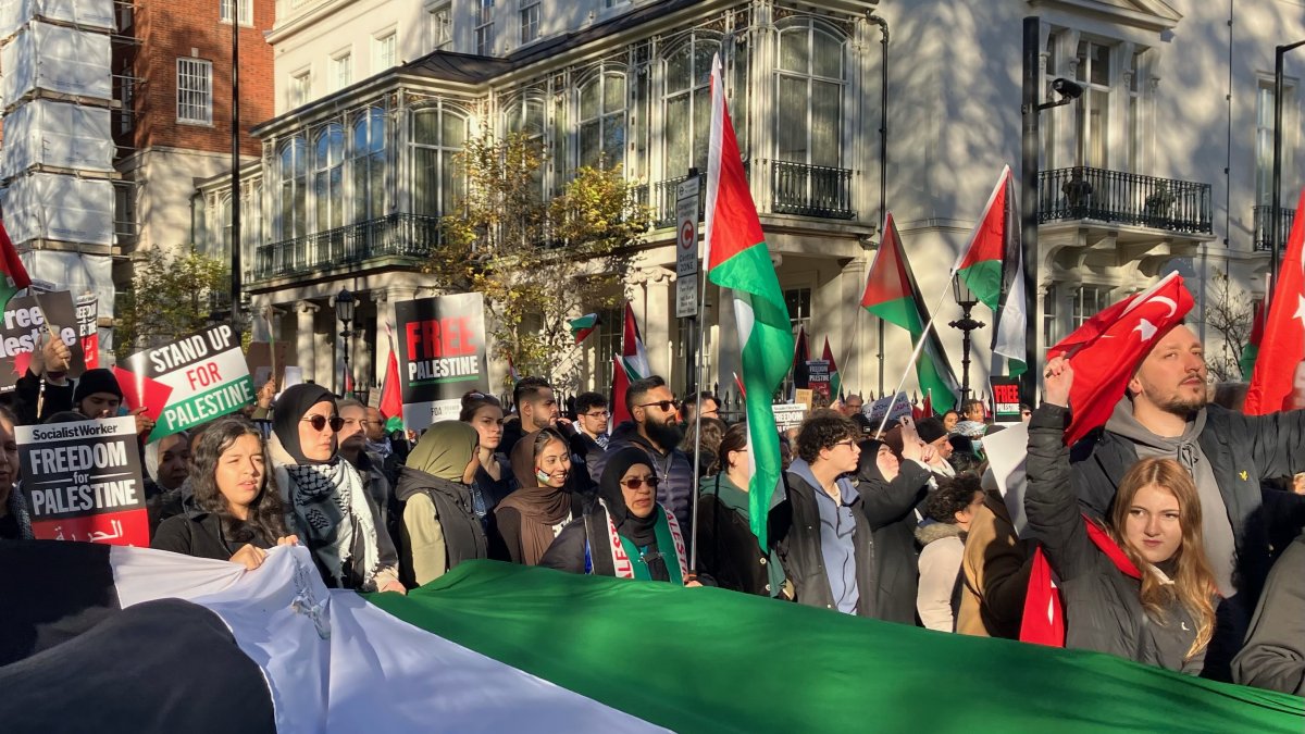 Los ciudadanos salieron a las calles con banderas de Palestina.