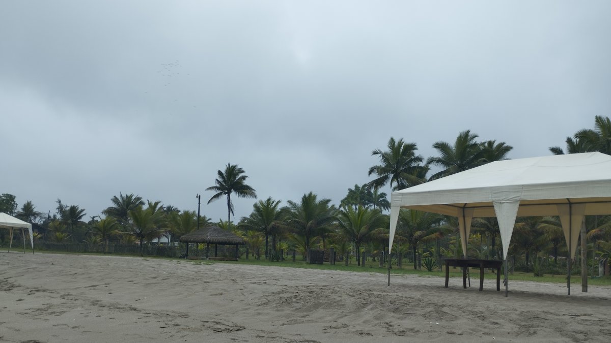 El predio está al pie de la playa por donde ingresaron los detenidos. Uno de ellos trabajaba en jardinería, en la casa.