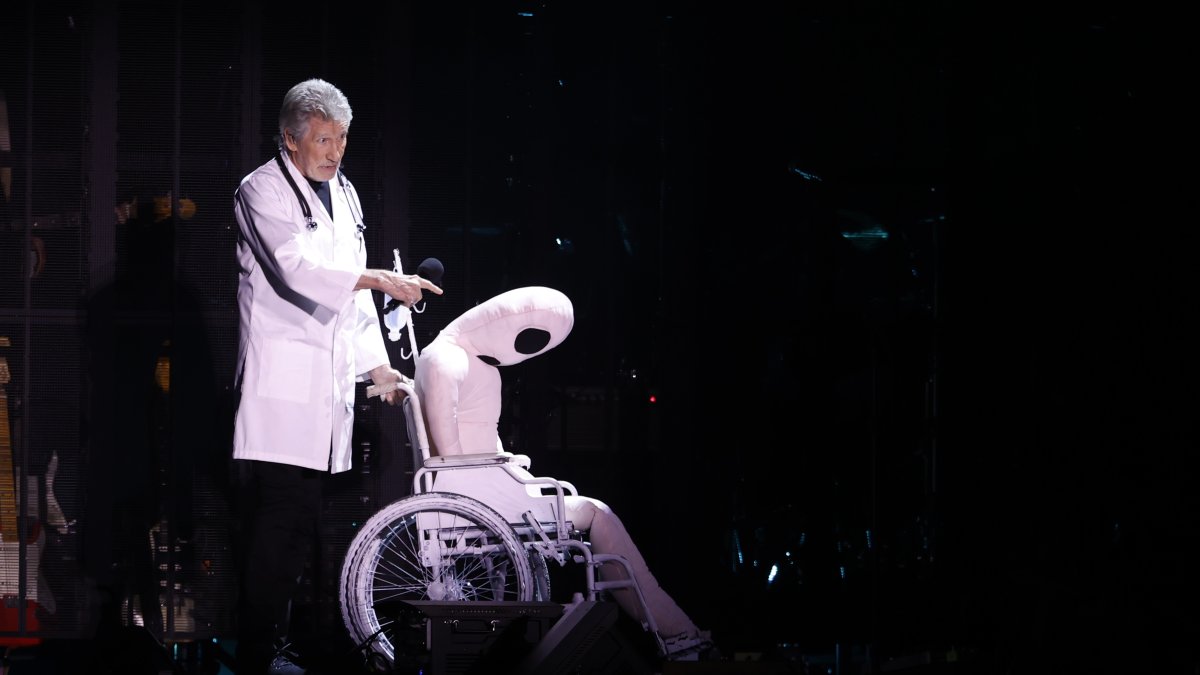 El músico británico Roger Waters, cofundador de la mítica banda de rock Pink Floyd, ofreció un memorable concierto, acompañado de mensajes provocadores, en el Monumental de Santiago de Chile.