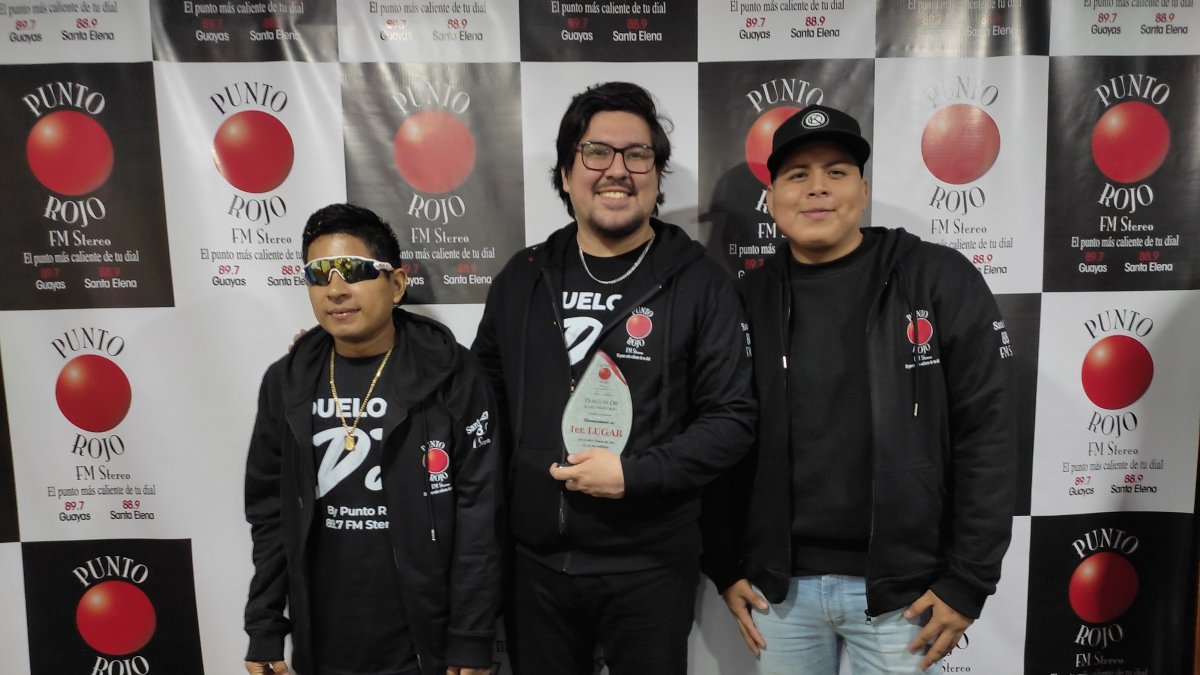 Jesús Méndez (izquierda) durante el evento organizado por la emisora guayaquileña.