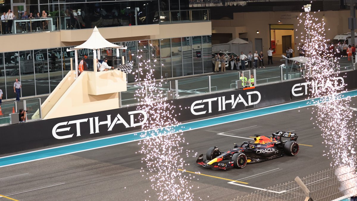 El piloto holandés de Fórmula Uno Max Verstappen de Red Bull Racing cruza la línea de meta primero para ganar el Gran Premio de Abu Dhabi.