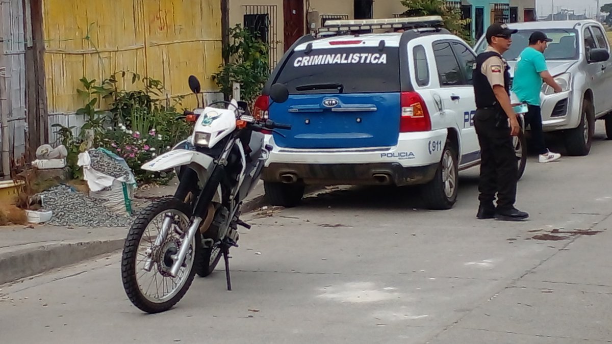 Investigación. A la policía le tocó indagar la identidad de los baleados. El vecindario prefirió no hablar.