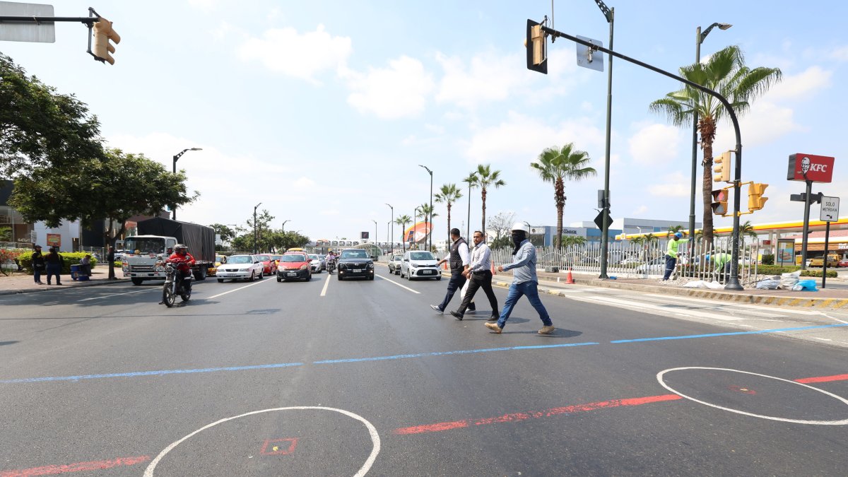 Puente. En la calzada están marcados los espacios para los pilares