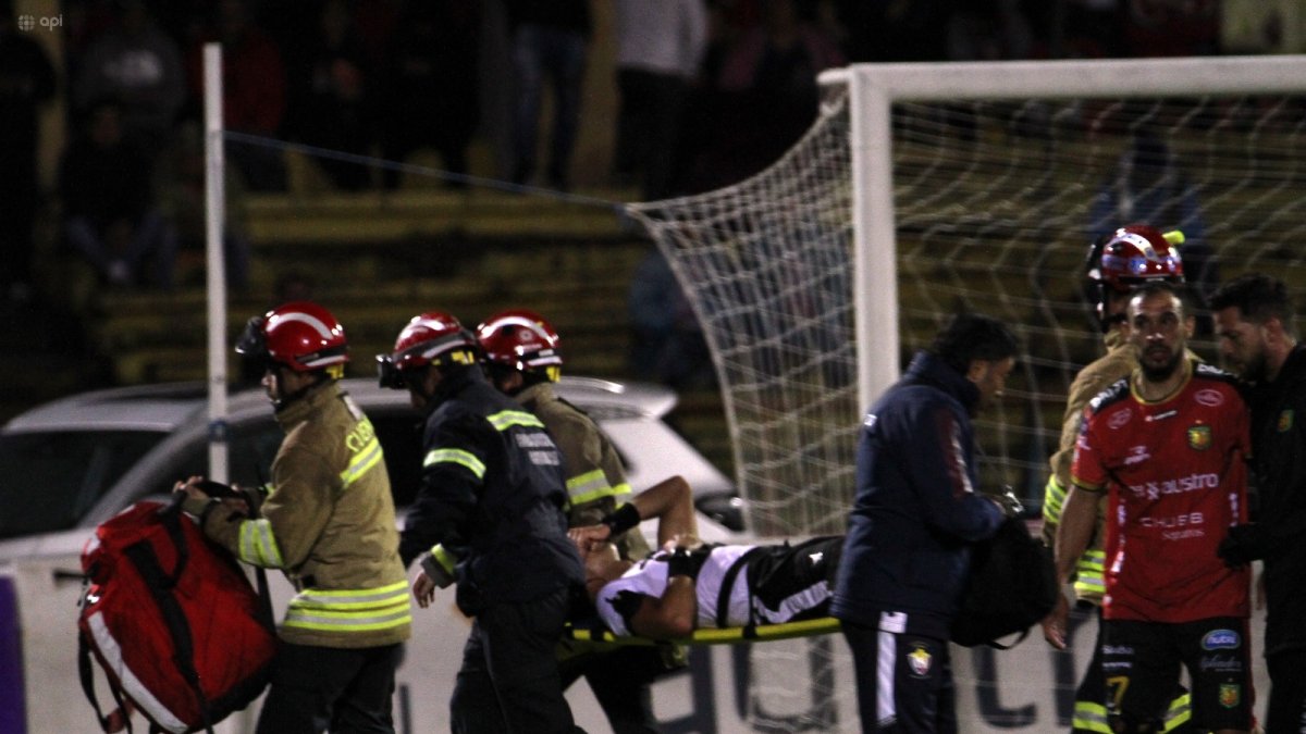 Robert Cabrera fue sacado de urgencia del estadio cuencano.
