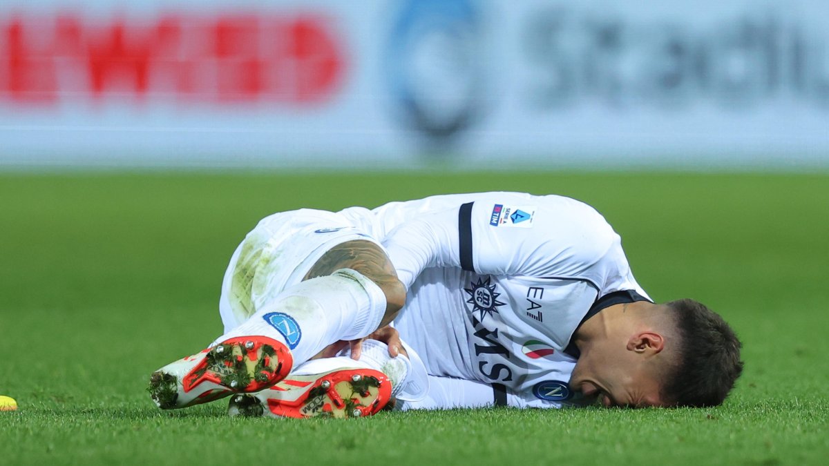 Mathias Olivera, del Napoli, reacciona lesionado durante el partido de fútbol de la Serie A italiana entre Atalanta BC vs SSC Napoli en Bérgamo.