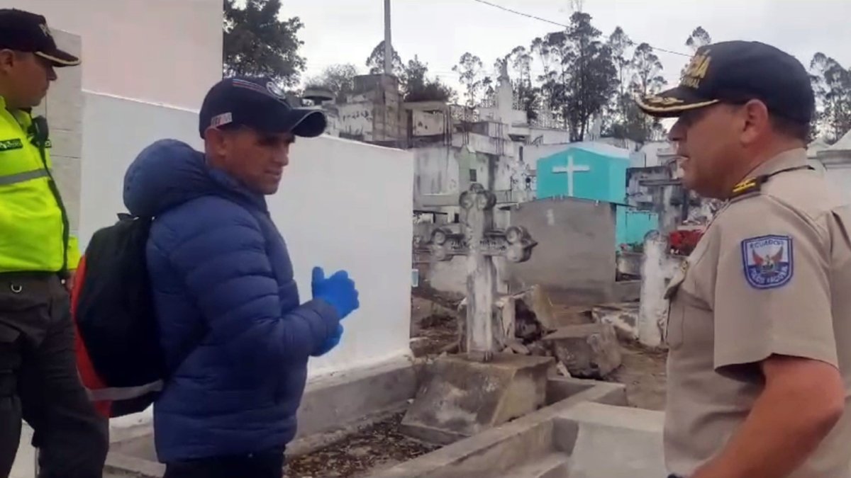 Caso. El nieto de Segundo Robayo muestra el sitio donde descansa su abuelo, aunque registra como vivo.