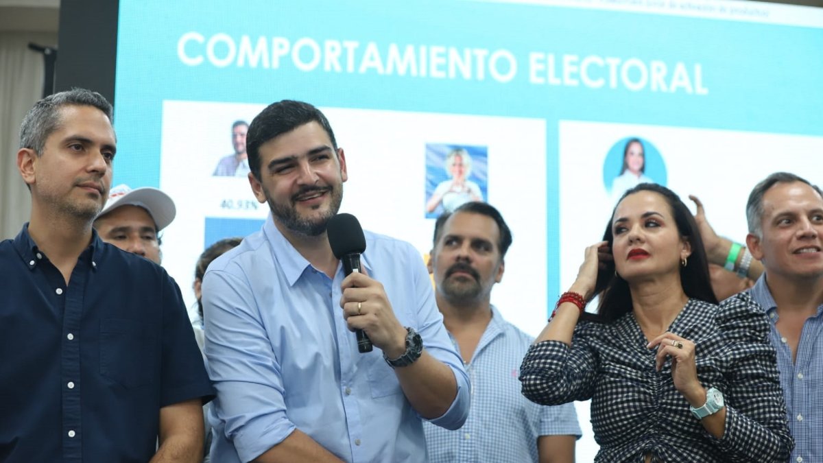 Relación. Aquiles Álvarez y Marcela Aguiñaga en una actividad política, bajo el paraguas del correísmo.