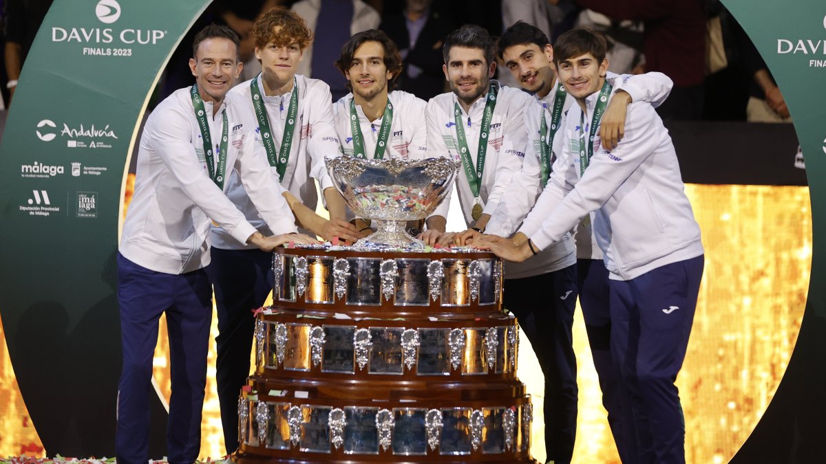 El equipo italiano celebra con el trofeo la consecución de la Copa Davis, este domingo 26 de noviembre en el Palacio de Deportes José María Martín Carpena de Málaga.