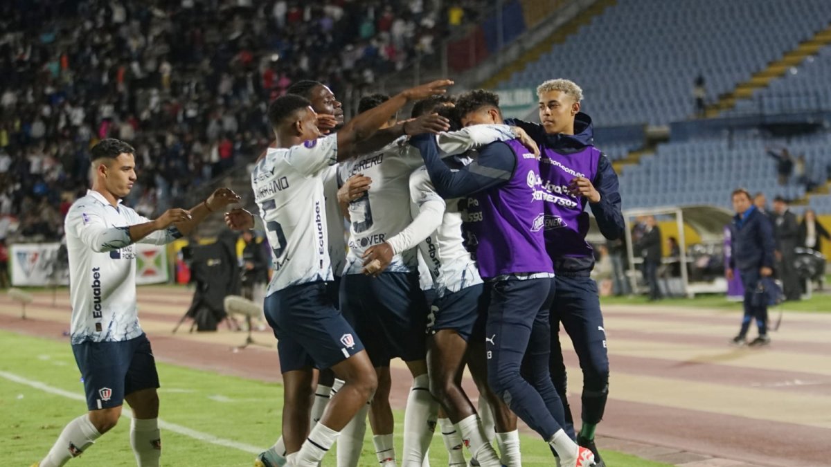 Los Albos celebran el gol de Paolo Guerrero