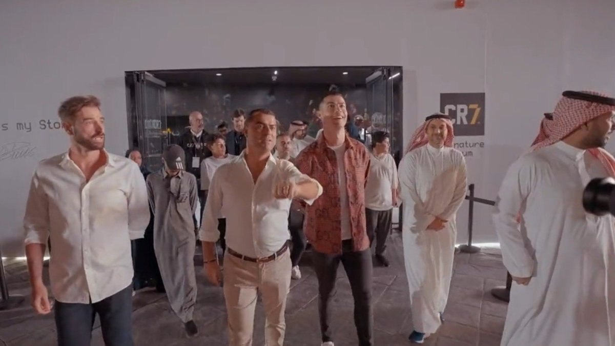Cristiano Ronaldo recorre su museo en Arabia Saudita.