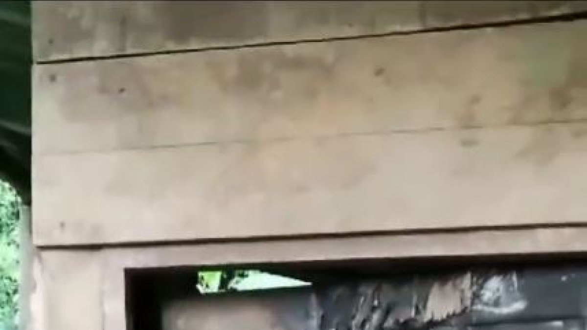 Atentado. Luis Sánchez Shiminaycela muestra daños del fuego.