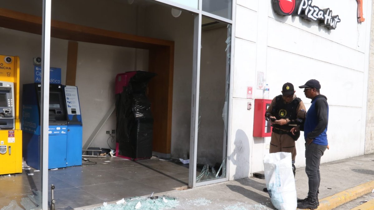 El cajero automático fue atacado con explosivos.