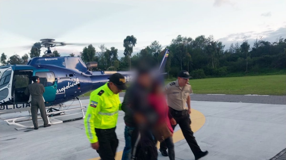 Rescate. Los uniformados acudieron al rescate en el aeropolicial. Las personas rescatadas fueron llevadas a una valoración médica.