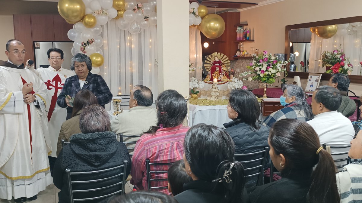 Decenas de personas comparten durante la peregrinación del Niño Viajero, previo al pase del 24 de diciembre.