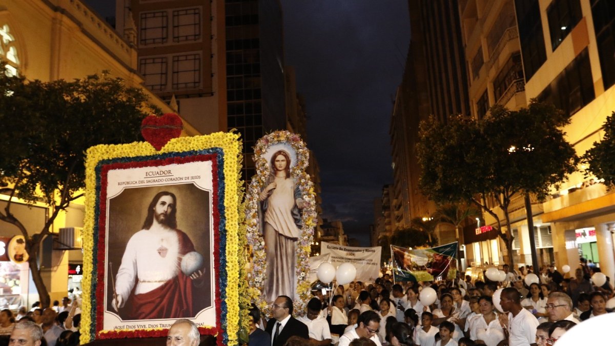Referencial. Grupos religiosos se reúnen con cuadros del Corazón de Jesús.