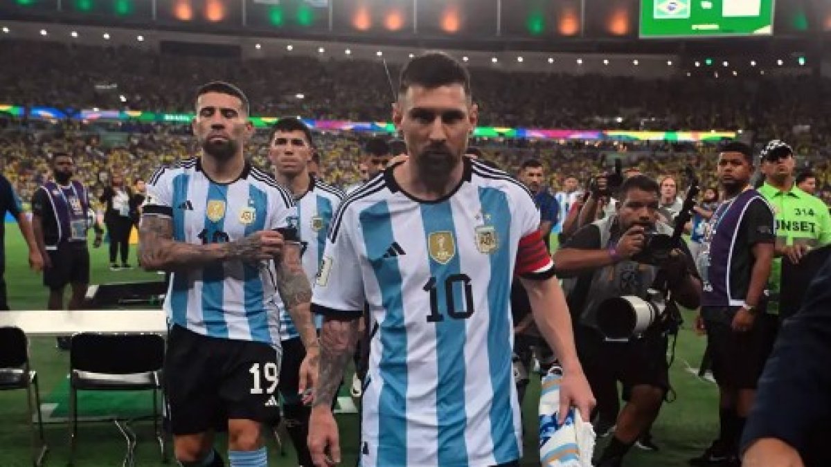 Lionel Messi, capitán de la selección argentina, se retira del terreno del estadio Maracaná, previo al duelo entre Brasil y Argentina.