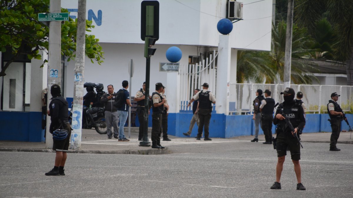 Policías resguardan un cuartel ante la amenaza de un posible ataque por parte de un grupo delictivo.