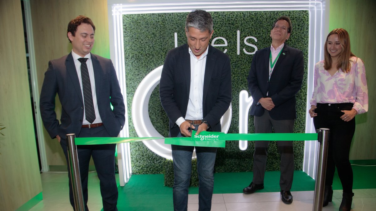 Directivos de la empresa, en el acto de inauguración de oficinas.