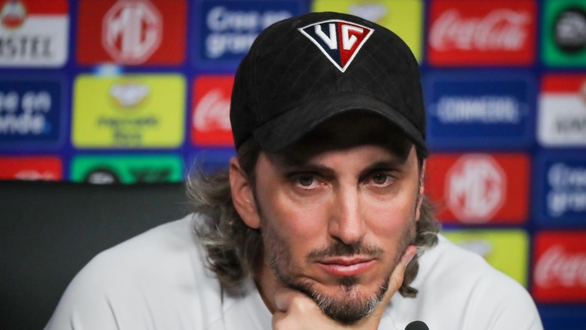 Luis Zubeldía, entrenador de Liga Deportiva Universitaria de Quito, en una rueda de prensa.