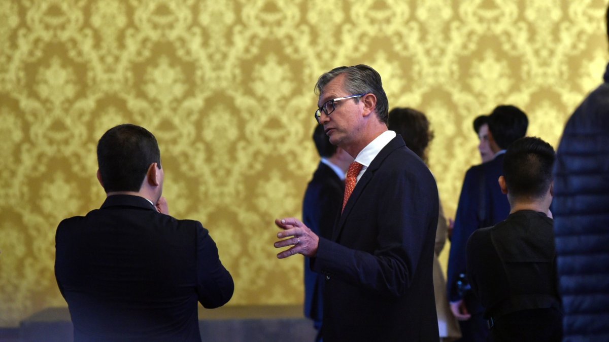 El ministro de Finanzas (derecha), Juan Carlos Vega Malo, durante la fotografía oficial del Gabinete.