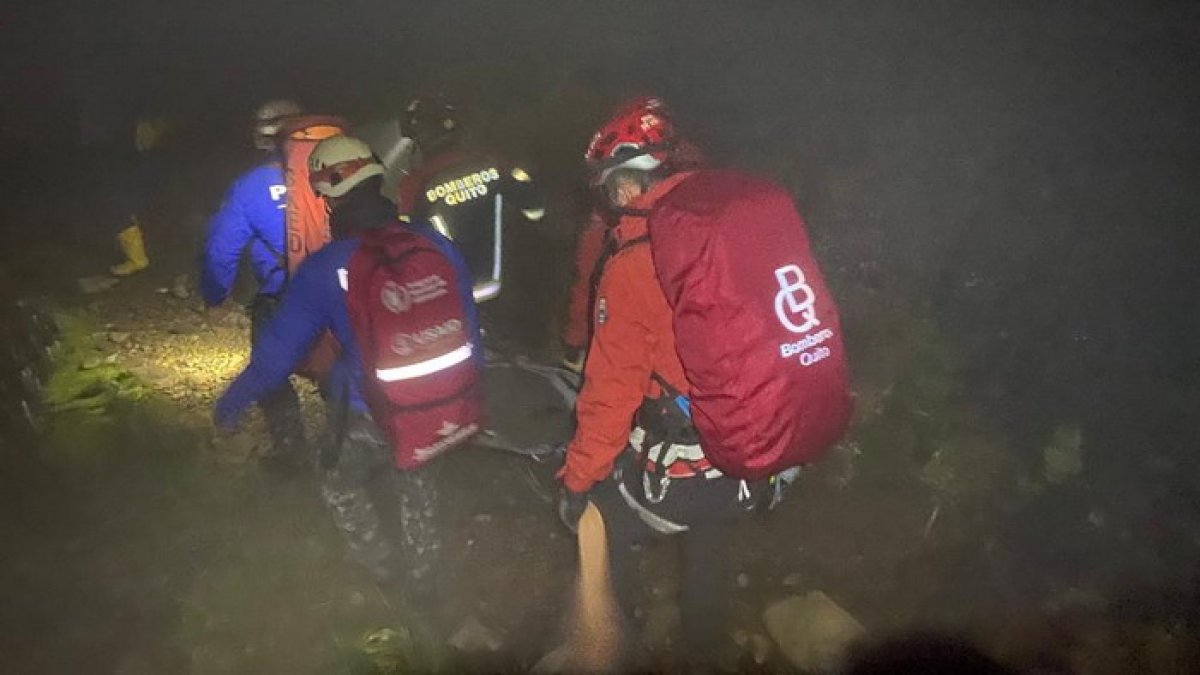 Los bomberos, a través de un equipo especializado en rescates de montaña, recuperaron el cuerpo de un joven que fue alcanzado por un rayo.