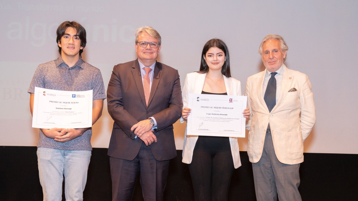 El ganador Estéfano Marengo (i) junto con Juan Escarabajal, de la Universidad Nebrija; Angie Gutiérrez (UEES); y Ramón Carrillo, profesor de Nebrija.