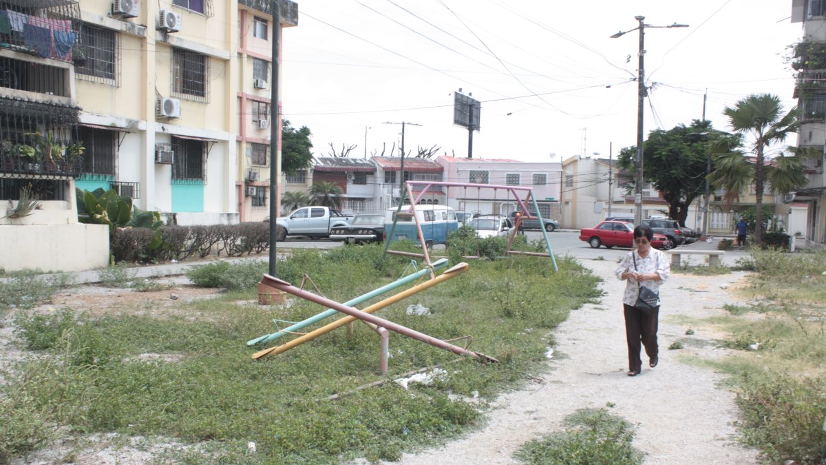 1. Maleza. En La Saiba, hay espacios donde el monte se confunde ya con la zona destinada para el peatón
