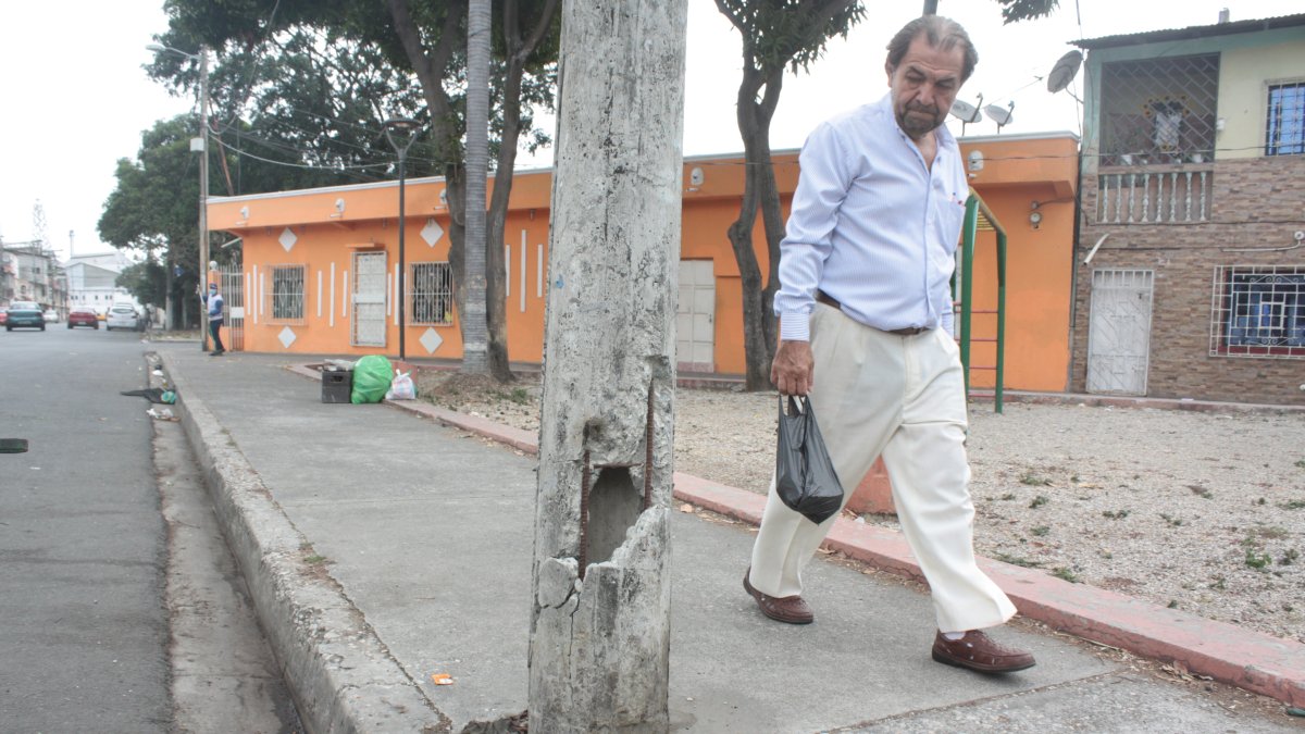 El poste se ve muy deteriorado y en peligro de colapso