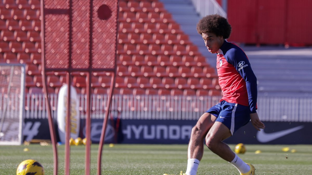 El centrocampista belga del Atlético de Madrid Axel Witsel controla el balón durante un entrenamiento.