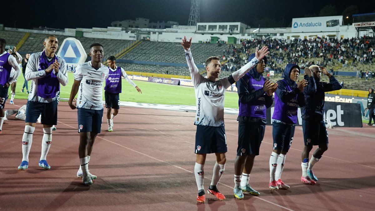 Los jugadores de Liga de Quito se acercaron para celebrar con sus hinchas el haber ganado la segunda etapa.