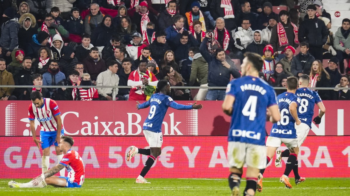 El delantero del Athletic Club Iñaki Williams (#9) celebra su gol, primero del equipo ante el Girona, durante el encuentro correspondiente a la jornada 14 de Primera División.