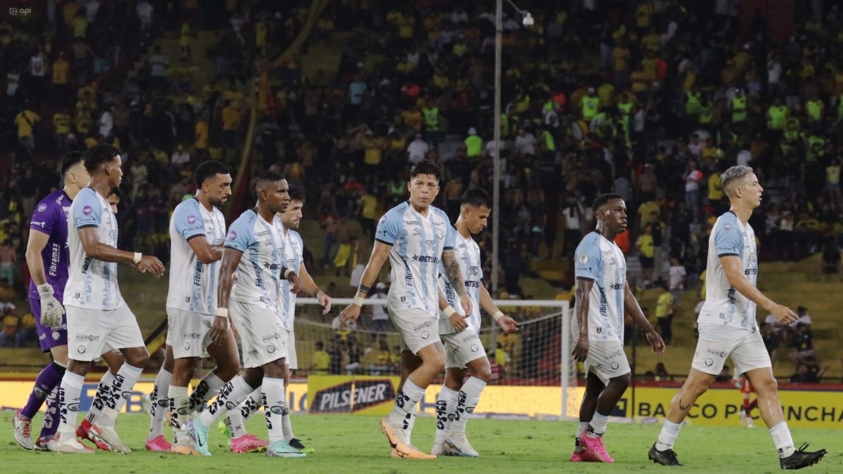 Los jugadores de Guayaquil City tras caer ante Barcelona y quedar con pie y medio en la Serie B.