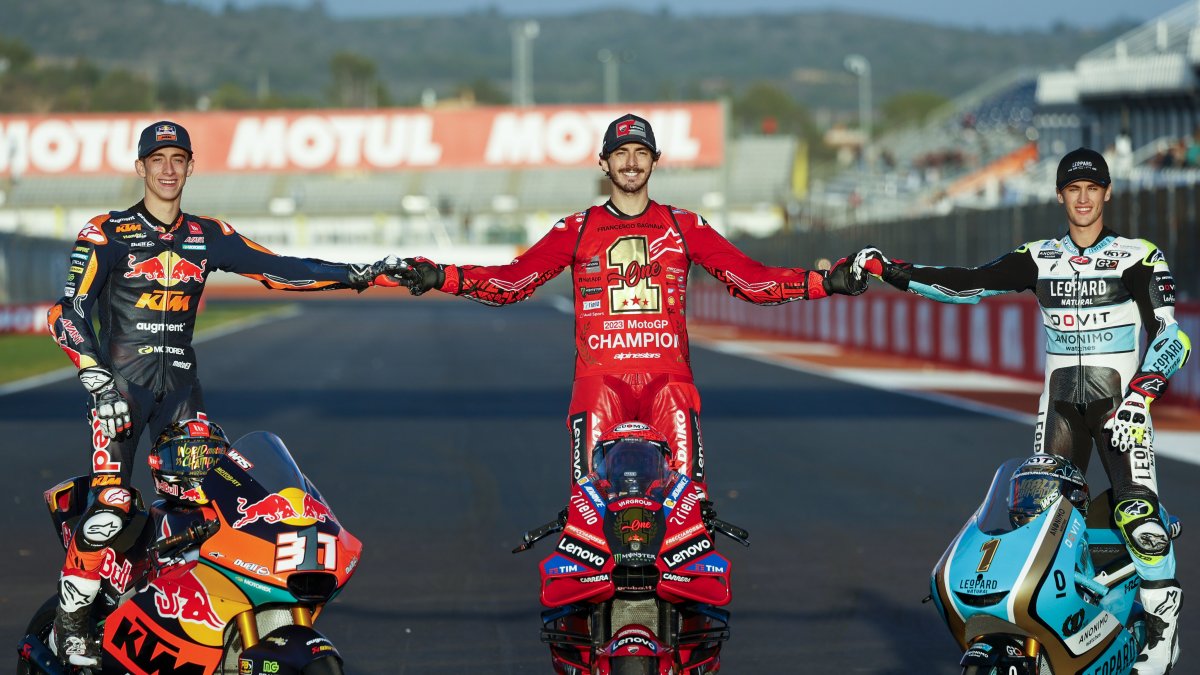 Los campeones del mundo Pecco Bagnaia de Moto GP (c), Pedro Acosta (i)de Moto 2 y Jaume Masià (d) de Moto 3.