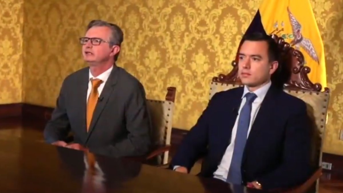 El ministro de Finanzas, Juan Carlos Vega, y el presidente Daniel Noboa.