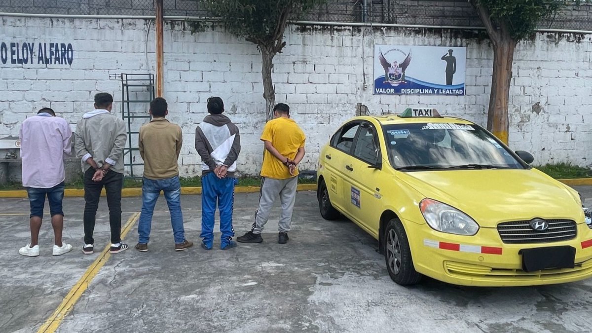 Acto. Policía indaga a los detenidos que amedrentan a taxistas.