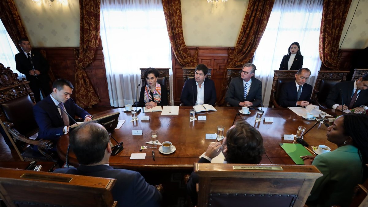 El mandatario Daniel Noboa junto al ministro de Finanzas, Juan Carlos Vega, reunidos con representantes de CAF.