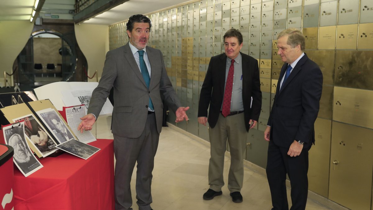 Madrid. El director de ABC, Julián Quirós (i), entrega el legado del diario al Instituto Cervantes, en octubre pasado.