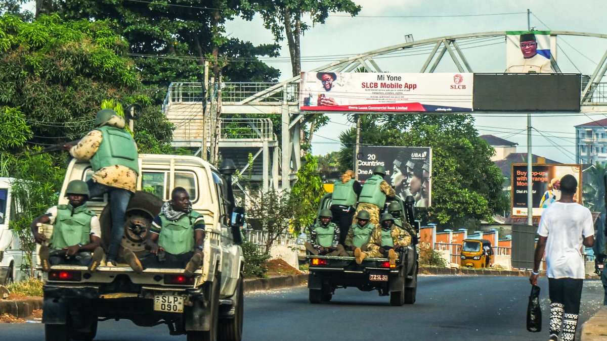 El toque de queda indefinido impuesto a nivel nacional se cambiará a partir de las 06:00 hora local del lunes 27 de noviembre de 2023.