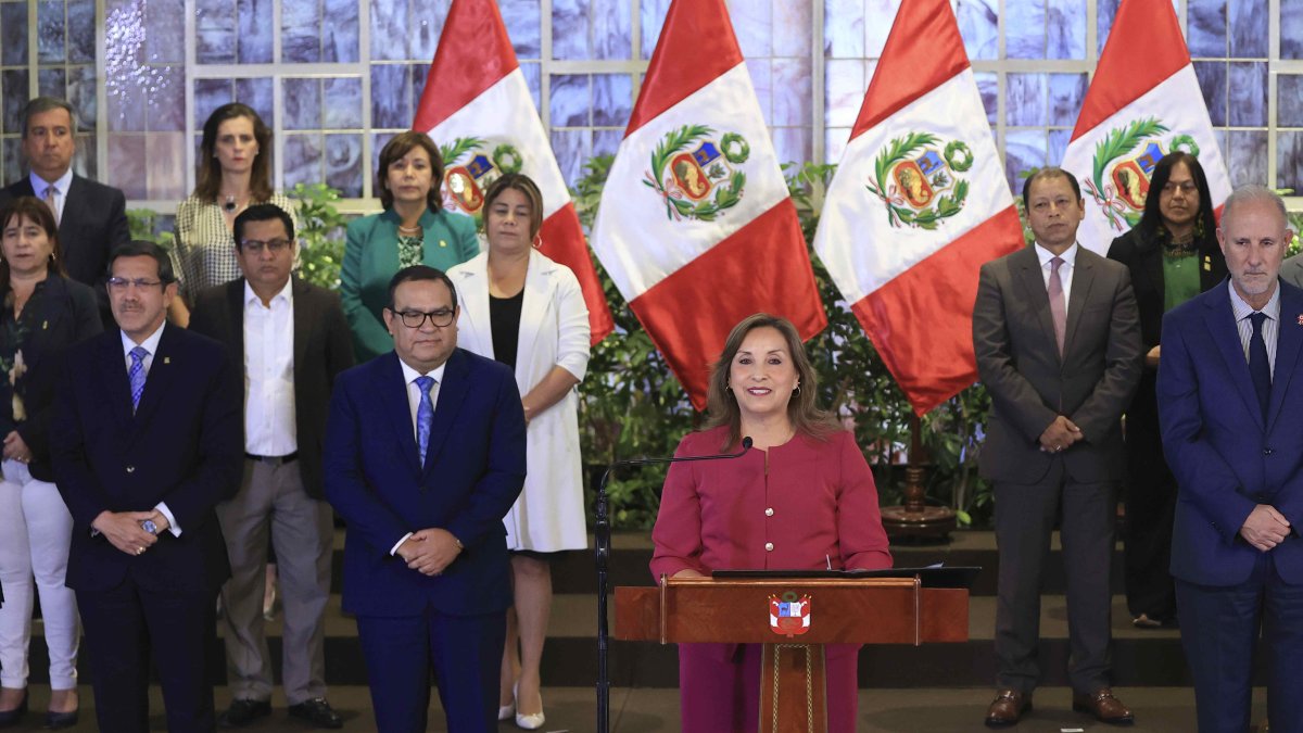 La presidenta, Dina Boluarte (c), durante un discurso televisado junto a miembros de su gabinete de Gobierno.