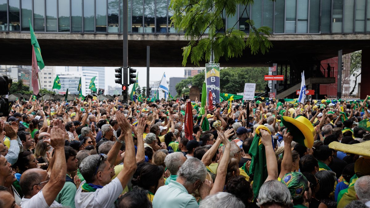 Simpatizantes del expresidente brasileño Jair Bolsonaro protestan hoy contra los