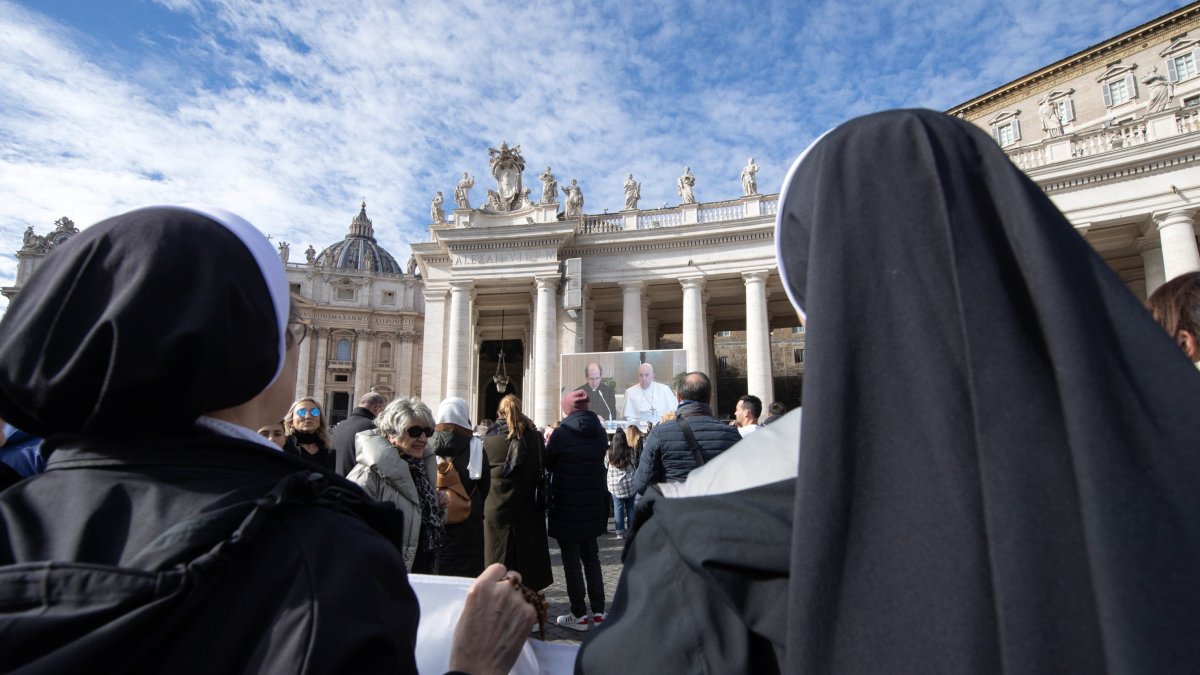 En algunos de los planos de la retransmisión, pudo observarse que en la mano derecha Francisco llevaba un parche y dos accesos para vías intravenosas.