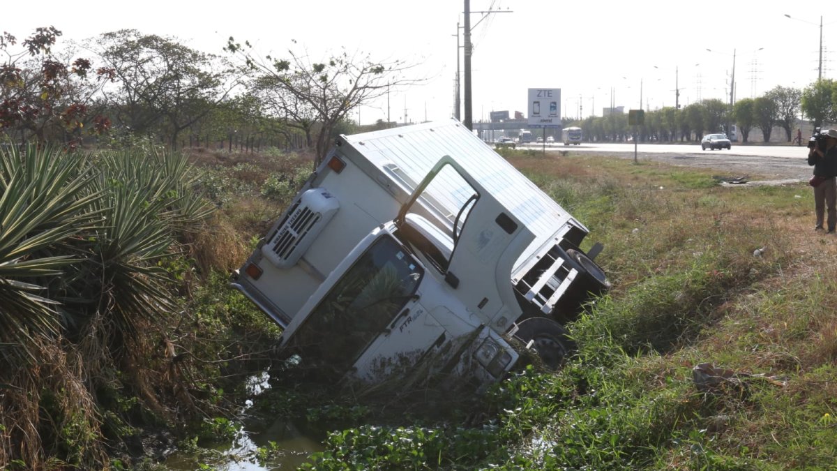El camión terminó en una zanja del trayecto.