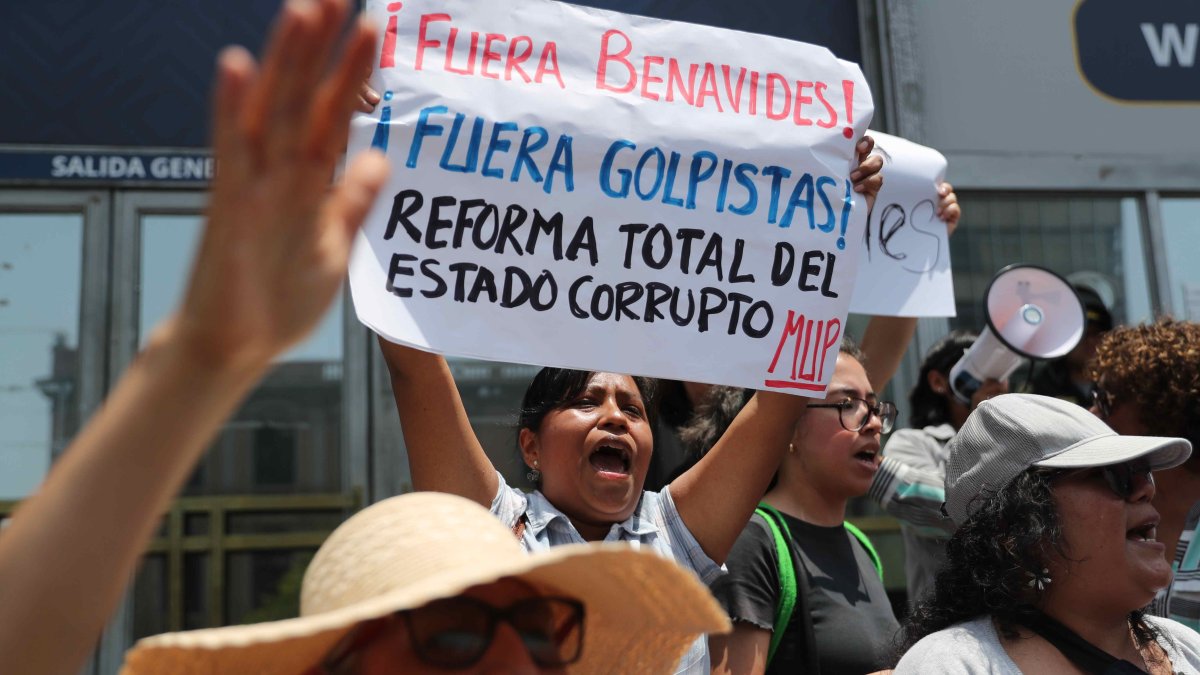 Un grupo de manifestantes protestan en contra de la fiscal de la Nación de Perú, Patricia Benavides, en la sede del Ministerio Público, en Lima (Perú).