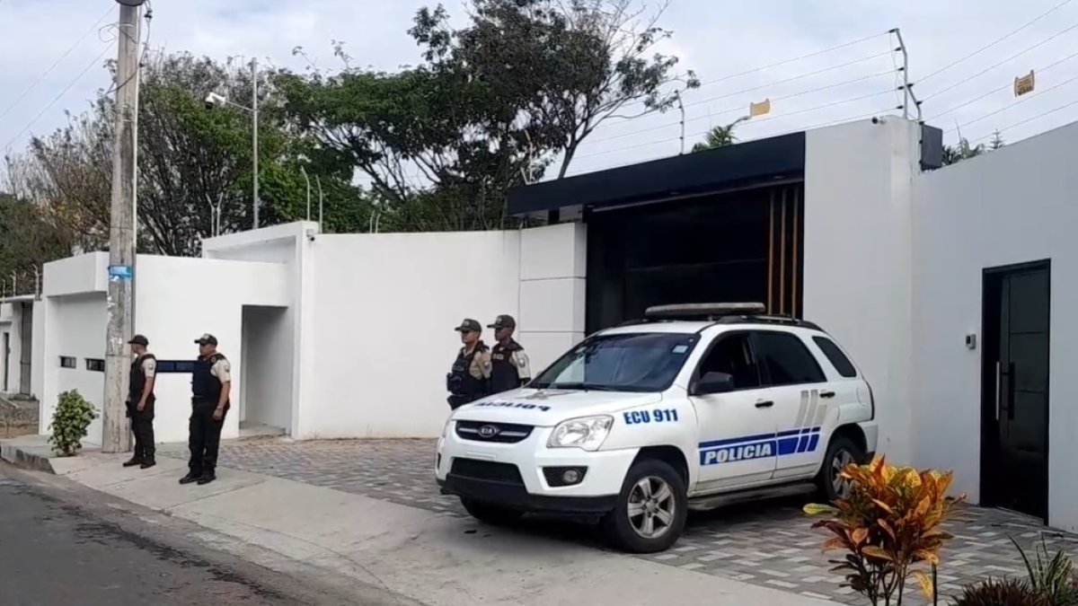 La casa de la prefecta Roberta Zambrano tiene custodia permanente de la policía.