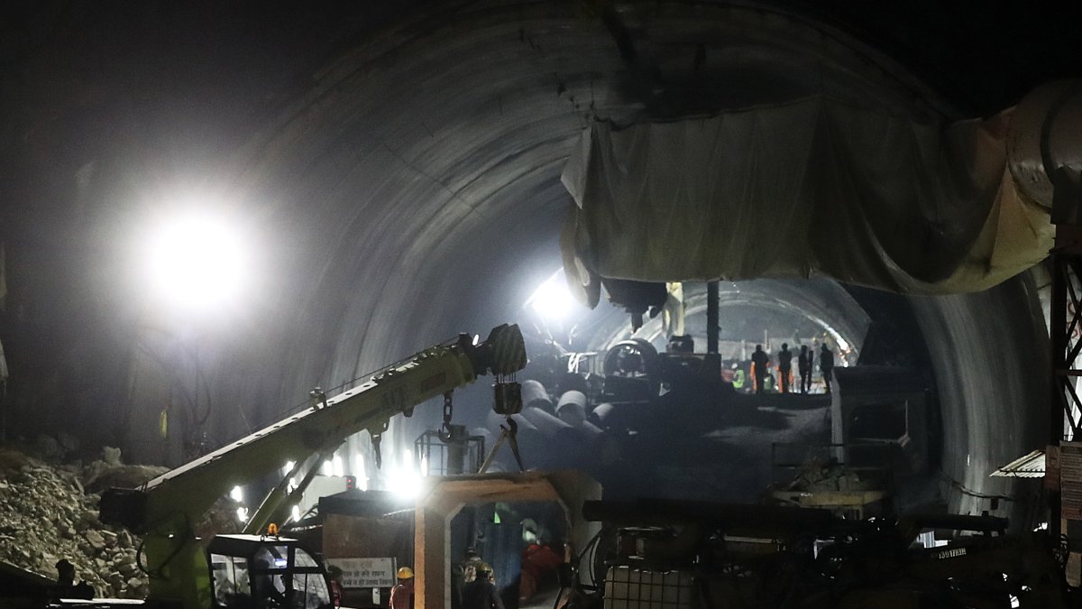 Maquinaria pesada dentro del túnel que se hundió en Uttarkashi.