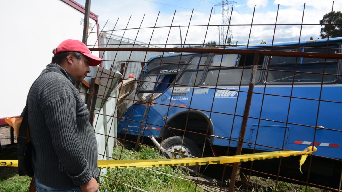 Un bus de transporte público se volcó en el sector Cutuglagua, sur de Quito.