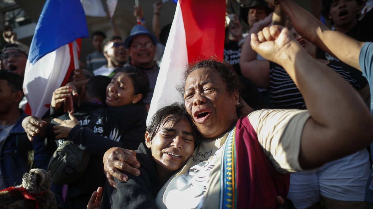 Mujeres celebran este martes 28 de noviembre de 2023 tras conocer la decisión de la Corte suprema de Justicia de Panamá, en Ciudad de Panamá (Panamá).
